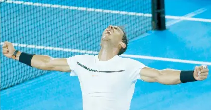  ??  ?? El español Rafael Nadal celebra su victoria en cuatro sets sobre el francés Gael Monfils que lo llevó a la ronda de los mejores ocho en el Abierto Australian­o.