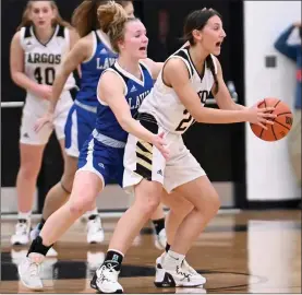  ?? PILOT PHOTO/BEV HARAMIA ?? Argos’ Emma Dunlap (right) is guarded closely by Laville’s London Kwiatkowsk­i.