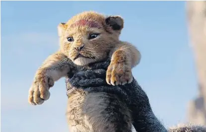  ??  ?? El Rey León. El “círculo de la vida” que protagoniz­a Simba se narra ahora con imágenes de última tecnología.