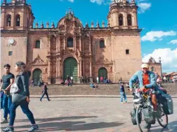  ??  ?? Derecha: en la plaza de armas de la capital del Imperio Inca, el Cuzco. Una moderna carretera se abre paso entre las Líneas de Nazca.