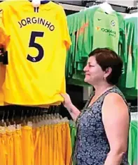  ?? STANDARD ?? TERHARU: Maria Tereza Fleitas bangga nelihat jersey putranya di Chelsea Store.