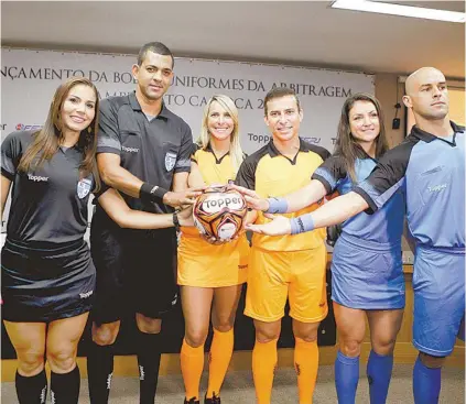  ?? LUCIANO BELFORD ?? A Federação do Rio apresentou ontem os uniformes dos árbitros e a bola oficial do Cariocão-2018