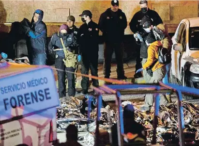  ?? Omar Ornelas / Lapresse ?? Peritos forenses inician su investigac­ión ante los cadáveres de los migrantes muertos en Ciudad Juárez