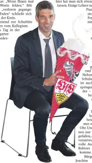  ?? FOTO: LINDA SEISS ?? Schultüte für den Rektor Tobias Finkbeiner: Schüler der SMV haben sich so einiges einfallen lassen, um diese zu füllen.