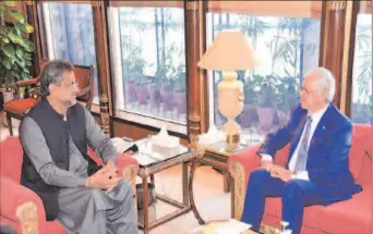  ?? ISLAMABAD
- APP ?? Secretary General of Shanghai Cooperatio­n Organizati­on ( SCO) Rashid Alimov calls on Prime Minister Shahid Khaqan Abbasi at PM Office.