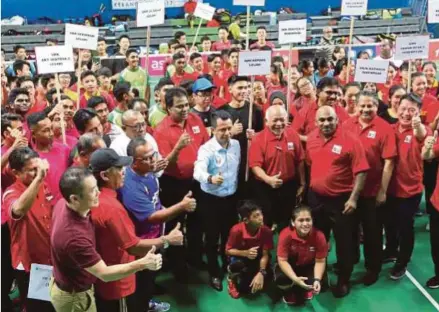  ?? PIC BY OWEE AH CHUN ?? BAM president Datuk Seri Norza Zakaria (centre) at the launch of the AirAsia-BAM National Junior League yesterday.