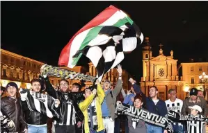  ?? ALESSANDRO DI MARCO/EPA-EFE ?? PESTA: Fans Juve merayakan kesuksesan timnya meraih scudetto di Piazza San Carlo, Turin, kemarin.