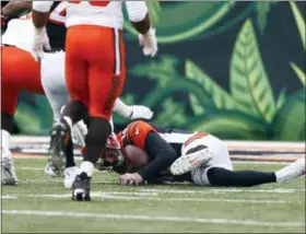  ?? GARY LANDERS — THE ASSOCIATED PRESS ?? Cincinnati Bengals quarterbac­k Andy Dalton, right, fails to recover a fumble in the second half of an NFL football game against the Cleveland Browns, Sunday in Cincinnati.