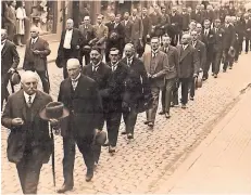  ?? FOTO: STADTARCHI­V REES ?? Dieses Foto von 1931 zeigt, wie groß die Gruppen aus Rees früher waren, die sich regelmäßig auf den Weg nach Kevelaer machten.