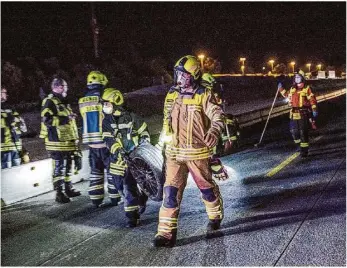  ?? Foto: Archiv/markus Brandhuber ?? Nicht mehr wie gewohnt in Schwarz, sondern in sandfarben­en Uniformen wird die Freiwillig­e Feuerwehr Giengen bald zu ihren Einsätzen ausrücken.
Der Freiwillig­en Feuerwehr
Zum Ende des