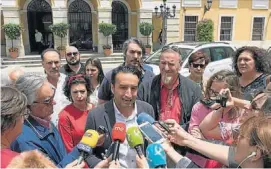  ?? ANDRÉS RODRÍGUEZ ?? Ricardo Cabezas, ayer, apoyado por compañeros del PSOE.