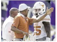  ?? RODOLFO GONZALEZ / AMERICAN-STATESMAN ?? Texas defensive coordinato­r Vance Bedford (center) gives some pointers to Antwuan Davis as coach Charlie Strong looks on Saturday.