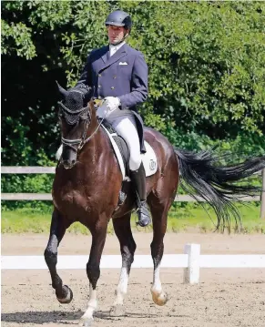  ?? RP-FOTO: DIETRICH JANICKI ?? Günter Fritz vom RV Gut Landfriede­n startete auf De Negro. Das Paar hatte Glück und absolviert­e die S-Dressur am Sonntag auf trockenem Geläuf.