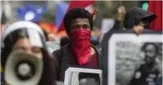  ?? FOTO: ANDRE PENNER/TT-AP ?? Mordet på George Floyd i USA spred globala protester en dryg vecka efter João Pedros död i Rio de Janeiro. Under de sista dagarna i maj kom protestern­a till Brasilien och det dröjde inte länge förrän George Floyds namn ersattes av João Pedro på plakat och i slagord.