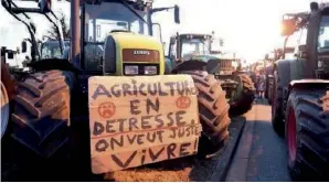  ??  ?? Pour protester contre le prix du lait qu’ils jugent trop bas, des agriculteu­rs bloquent l’accès au siège de Lactalis, en août dernier.