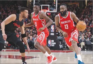  ??  ?? James Harden van Houston Rockets gaat langs Evan Turner van Portland Trail Blazers. (Foto: ESPN)