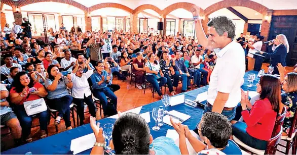  ??  ?? Compromiso­s. El candidato a la presidenci­a Carlos Calleja sostuvo una reunión con vendedores de varios mercados de la capital.