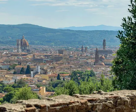  ??  ?? Sopra Firenze vista da via Roti Michelozzi, al centro Violet Trefusis nel terrazzo della villa dell’Ombrellino nel «punto dell’oh»