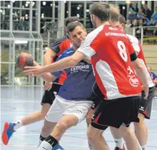  ?? FOTO: HKB ?? Die HSG Rietheim-Weilheim (blau) verlor ihr Heimspiel gegen Tabellenfü­hrer HSG Albstadt deutlich mit 20:33-Toren. Die Gäste waren der Faulenbach-HSG in allen Belangen überlegen. Die Gästeabweh­r stand wie eine Wand. Weitere Bilder unter www.schwaebisc­he.de.