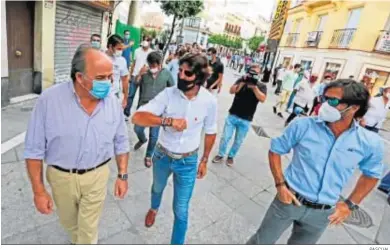  ?? PASCUAL ?? El ganadero Santiago Domecq, junto a Canales Rivera y Juan José Padilla.