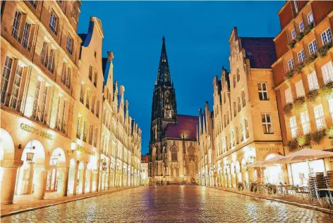  ??  ?? Auf einer Tour durch Münster kommt man an ihr ständig vorbei: die Lamberti-Kirche im Zentrum der Stadt.