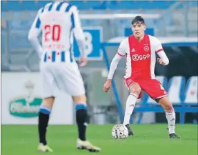  ??  ?? El mexicano Edson Álvarez traslada el esférico en la semifinal de la Copa de Holanda ante el Heerenveen