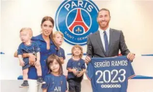  ?? // ABC ?? Sergio Ramos y su familia, el día de su presentaci­ón con el PSG