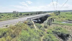  ??  ?? Los trabajos se realizan bajo el puente ubicado sobre el río Salado para mantener el caudal del lago.