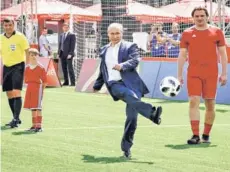  ??  ?? ► Vladimir Putin, anfitrión del Mundial, durante una exhibición ayer en la Plaza Roja de Moscú.