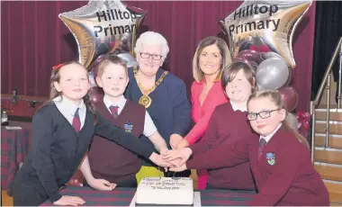  ??  ?? Icing on the cake North Lanarkshir­e provost Jean Jones and head teacher Tina Donnelly with pupils