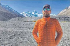  ??  ?? Martin Szwed im Basislager vor seinem Start auf den Everest ...