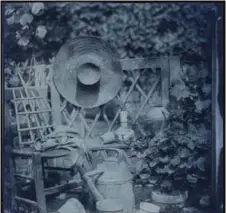  ??  ?? Nature morte au chapeau avec chaise, instrument­s de jardinage, 1842 © Société française de photograph­ie.