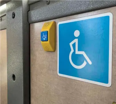 ?? Фото: Марек Паю ?? ДРУГИЕ ПОРяД
КИ: в городских автобусах существуют места для инвалидов, но на рейсовые это правило не распростра­няется.
