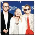  ?? Drew Altizer / Drew Altizer Photograph­y ?? Ariadne Getty (center) with son August Getty (left) and daughter Nats Getty at the GLAAD Gala in S.F.