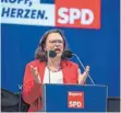  ?? FOTO: DPA ?? Andrea Nahles beim politische­n Frühschopp­en in Gillamoos.