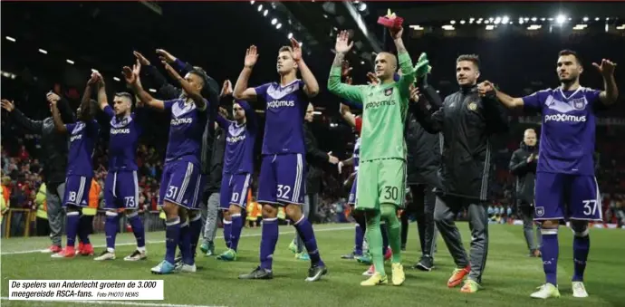  ?? Foto PHOTO NEWS ?? De spelers van Anderlecht groeten de 3.000 meegereisd­e RSCA-fans.