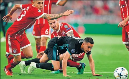  ??  ?? IMPARABLE. Sólo rodeándole en la presión y con faltas pudo el Bayern frenar a Lucas, el más activo del partido del Allianz Arena.