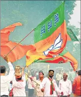  ?? BACHCHAN KUMAR/ HT PHOTO ?? ■
BJP workers celebrate outside a counting centre in Navi Mumbai on Thursday.