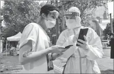  ?? ZHU XINGXIN / CHINA DAILY ?? Clarisse le Guernic (right), a French volunteer, helps a resident at a community in Shanghai last month.