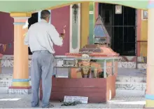  ?? African News Agency (ANA) ?? KUMARAN Moodley, the temple priest, prays at the Isipingo Marieammen Temple which reopened on Monday. |