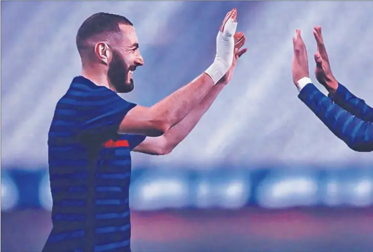  ??  ?? Fotomontaj­e que Mbappé hizo en sus redes para celebrar el regreso de Benzema (con el que no coincidió) a la selección de Francia.