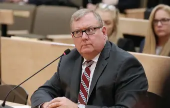  ?? ANGELA ROWLINGS / HERALD STAFF ?? ‘FAILED TO ACT’: Thomas Bowes, director of the Registry of Motor Vehicle’s Merit Rating Board, testifies before the Joint Committee on Transporta­tion at the State House on Tuesday.