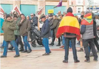  ?? // R. O. ?? Manifestan­tes sindicales se cruzan con los de Vox ayer en Burgos