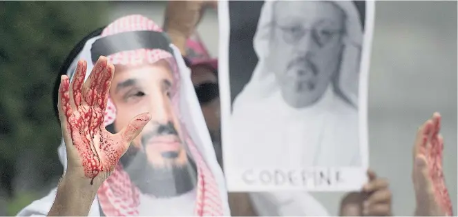  ??  ?? Der ermordete Dissident und der Kronprinz, der Blut an seinen Händen hat: Seit dem Tod Jamal Khashoggis fordern viele US-Demokraten Konsequenz­en für das saudische Regime.