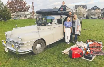  ?? PHOTOS: ALYN EDWARDS/DRIVING ?? The Jacobsens, shown with their songbirds, prepare for their extended trip in a refurbishe­d ’48 Chrysler New Yorker.