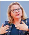  ?? FOTO: BENSCH/DPA ?? Für Bundesumwe­ltminister­in Svenja Schulze bedeutet mehr Naturschut­z mehr Seuchensch­utz.