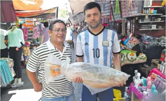  ?? ?? Desde San Lorenzo, Rodrigo Seraffini y Ángel Ruiz Díaz llegaron al Mercado 4 para comprar el dorado, el menú para compartir en familia este Viernes Santo, comentaron a ABC.