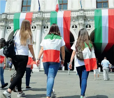  ??  ?? La giornata A sinistra e in alto: Piazza della Loggia durante la celebrazio­ne pubblica della Festa della Repubblica con i reparti militari schierati e la lettura del messaggio del presidente Mattarella. Nel pomeriggio al Grande una cerimonia ad inviti...