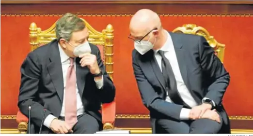  ?? LIVIO ANTICOLI / EFE ?? El primer ministro italiano, Mario Draghi, y el titular de Relaciones con el Parlamento, Federico ‘D’inca’, ayer en el debate en el Senado.
