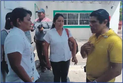  ??  ?? María Isabel Peralta, comisaria de Samulá y Enrique Uribe empresario camionero en busca de una solución